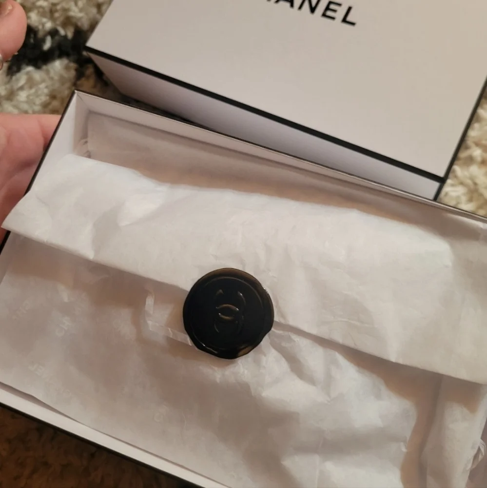 CHANEL gift box - Picture 3 of 3